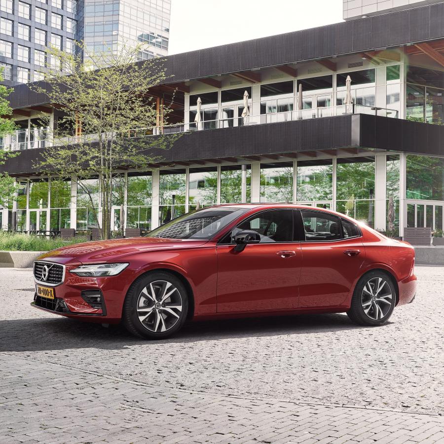  Volvo S60 T5 R-Design 2018 года  (WW) (фото 10 из 24)